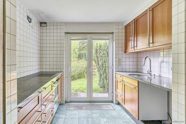 Die Einbauküche mit Zugang zum Garten