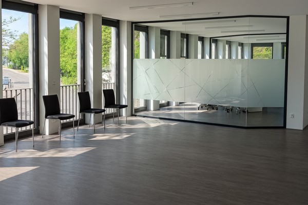 Moderne Bürogestaltung bei Tageslicht