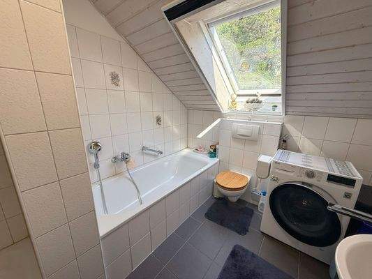 Helles Bad mit Dachfenster