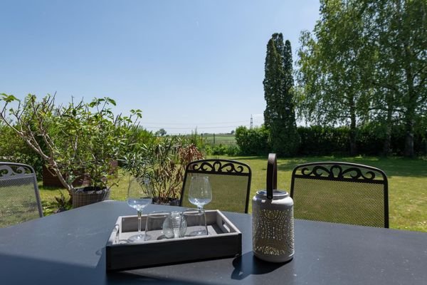 Haus - Terrasse Gartenblick