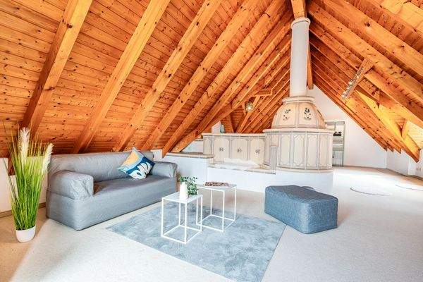 Wohnen mit Kachelofen im DG