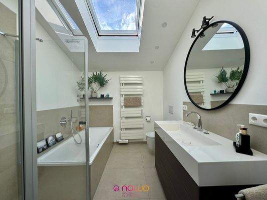 Badezimmer mit Wanne und Dusche