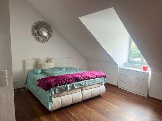 Großzügiges Schlafzimmer mit angenehmer Wohlfühlatmosphäre