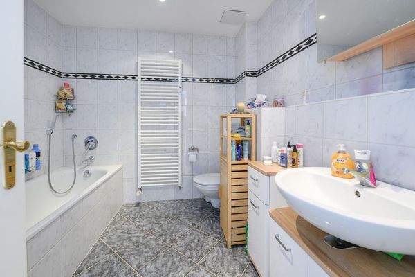 Bad mit Badewanne, Handtuchheizkörper | OG