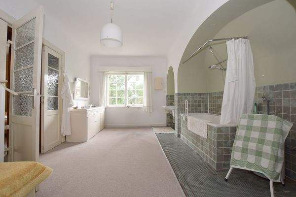 Aus diesem Bad kann eine mondäne Badlandschaft werden - alternativ zwei Bäder