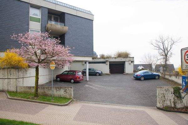 Garageneinfahrt und Parkdeck