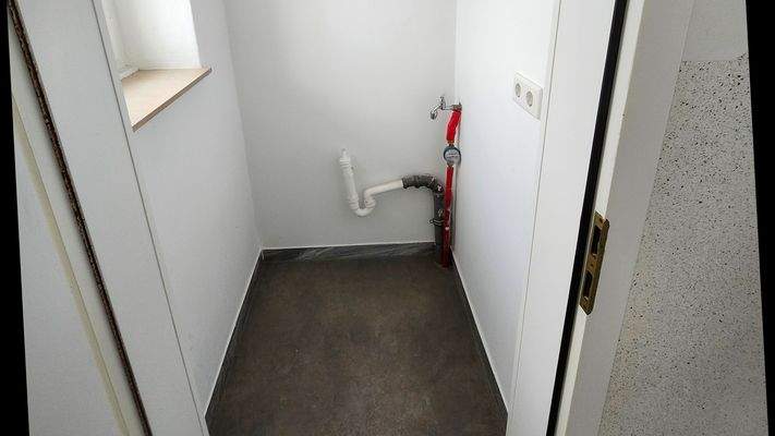 Der Raum für Waschmaschine und Trockner neben der Wohnungstüre.jpg