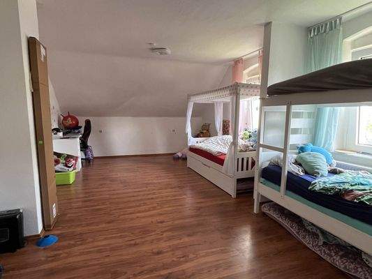 großes Kinderzimmer...