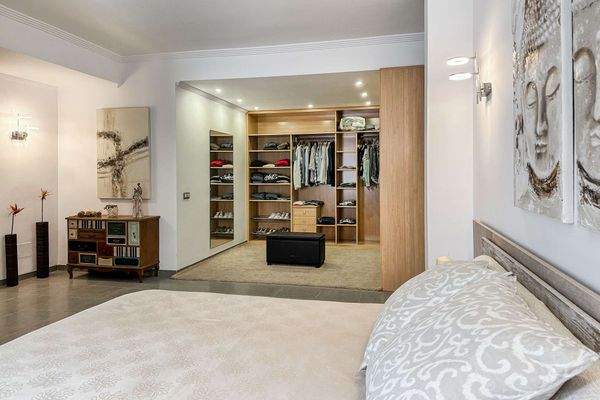 ...mit grosszügigem Ankleidezimmer