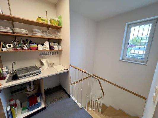 Teeküche und Treppenabgang EG ins KG