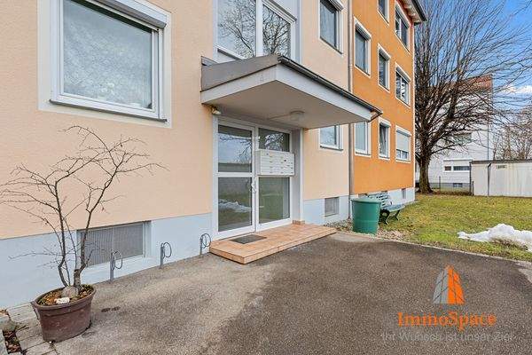 Hauseingang des Mehrparteienhauses