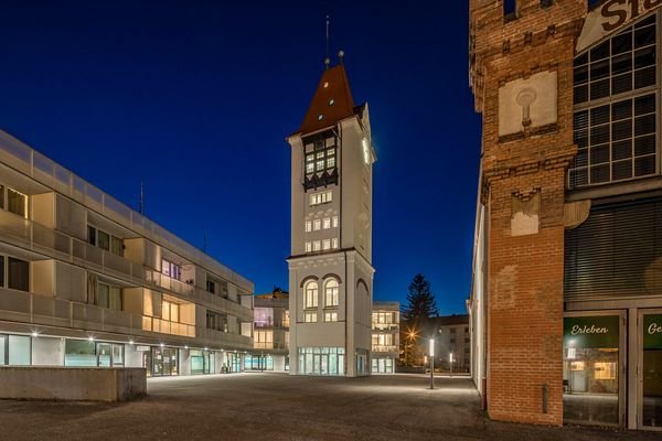 Weißer Turm bei Nacht.