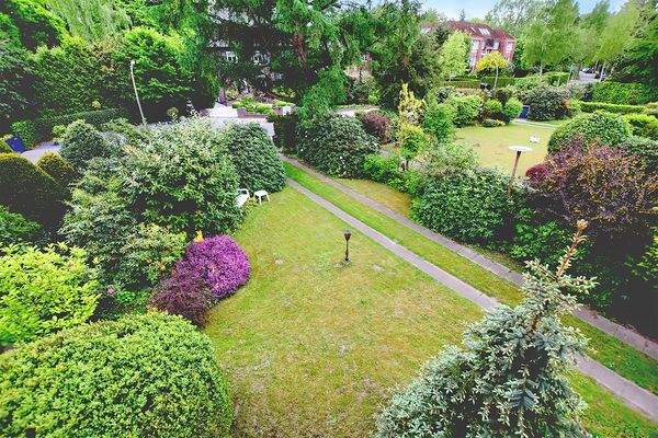 Auch vor dem Haus gibt es gepflegtes Grün