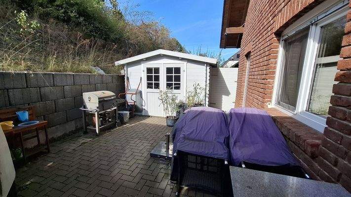 Terrasse mit Gartenhaus