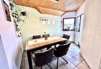 Essbereich mit Zugang zur Loggia