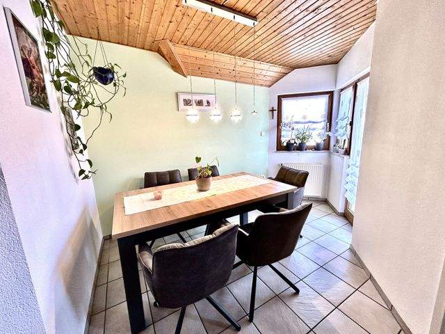 Essbereich mit Zugang zur Loggia