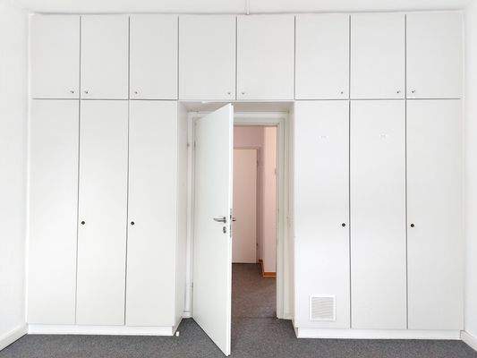 mit Einbauschrank