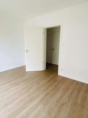 Helles Zimmer mit Holzboden