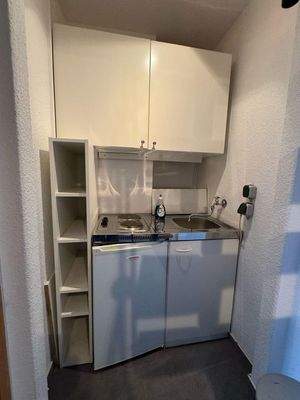 Küchenzeile mit Geräten