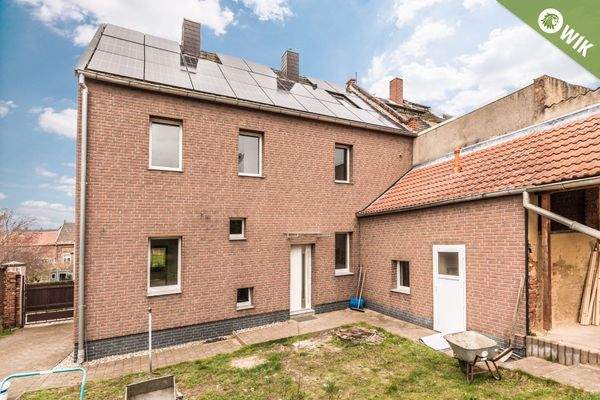 Das Wohnhaus mit dem Hauswirtschaftsanteil...