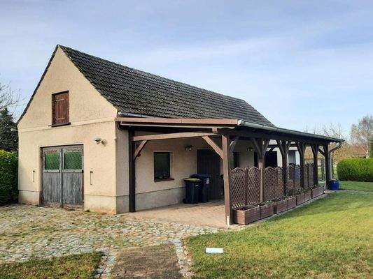 Nebengelass mit Garage, Carport und Stall