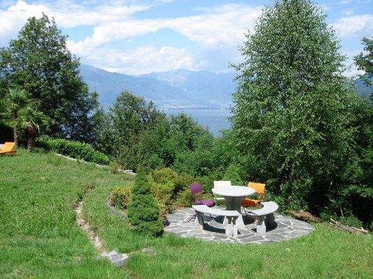 Eine Sitzecke im Schwimmbad-Garten