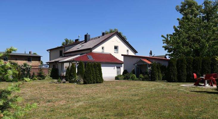 Blick aus dem Garten zum Haus