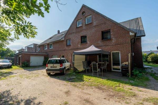 Außenbereich mit Garage.jpg