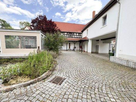 Einfahrt und Blick zum EFH