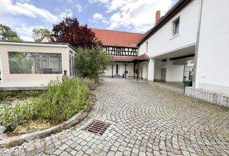 Einfahrt und Blick zum EFH