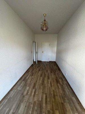 Schlafzimmer mit kleinem Schrank