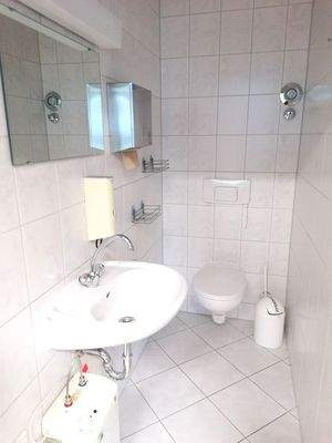 getrennte Damen- und Herren-WCs