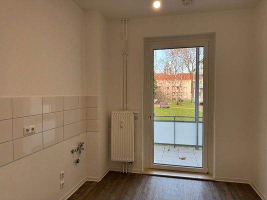 5 Küche mit Balkonzugang