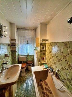 kleines Bad mit Badewanne im Dachgeschoss