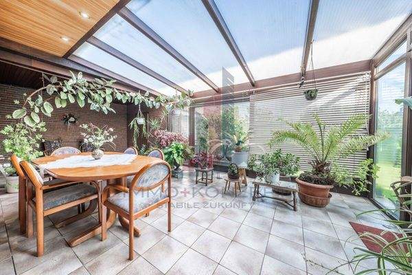 direkt angrenzend an die beheizte und überdachte Terrasse