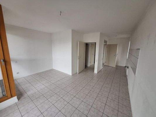 Wohnzimmer mit offener Küche