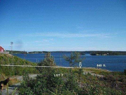 Grundstücksgrenze zum Nachbarn (rotes Haus)