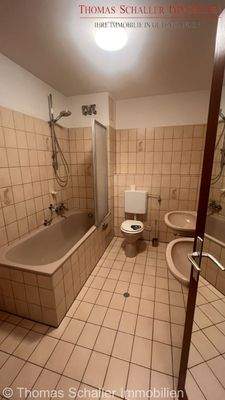 Badezimmer mit WC und Doppelwaschbecken