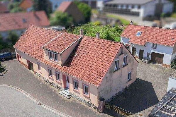 Blick auf Haus inkl Nebengebäude