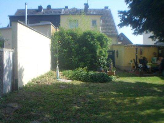 Garten mit Blick zum Haus