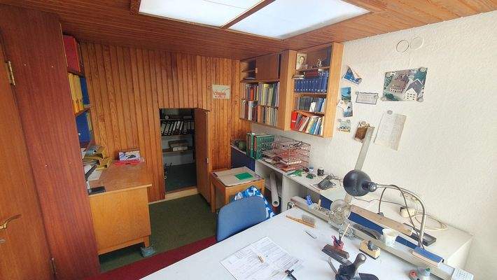 Büro mit Aktenraum, OG