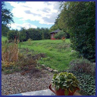 Blick auf Gartenhaus