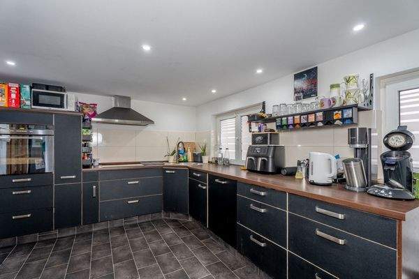 Küche mit Einbauküche