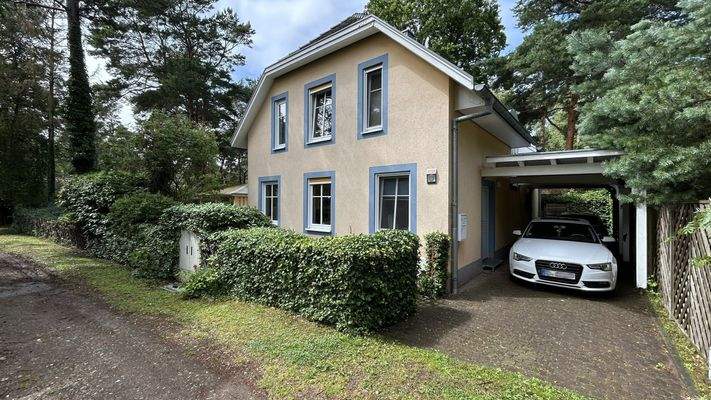 Einfahrt mit Carport