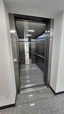 Blick in große Fahrstuhlkabine