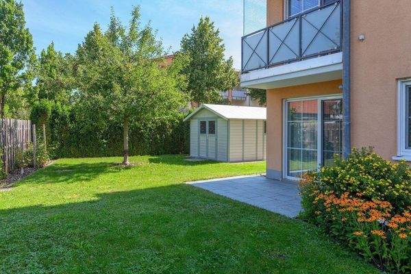 Schöner Garten mit Gartenhäuschen