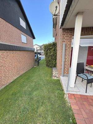 Garten / Zuwegung EG rechts