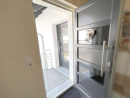 Zugang zur Wohneinheit 4 im 1. OG, rechts