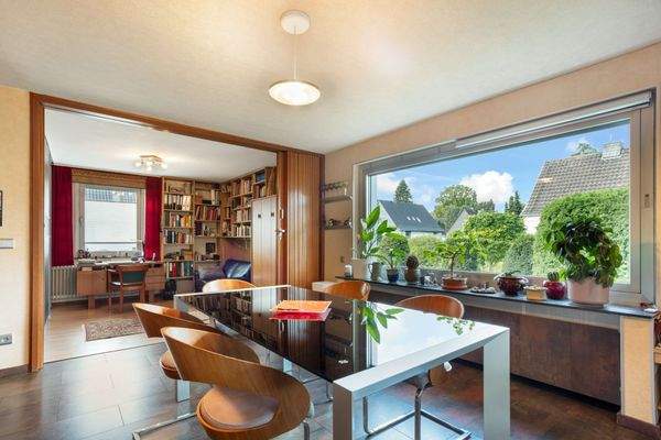 Essbereich mit Bibliothek