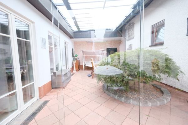 Terrassenbereich zwischen Anbau und Haupthaus
